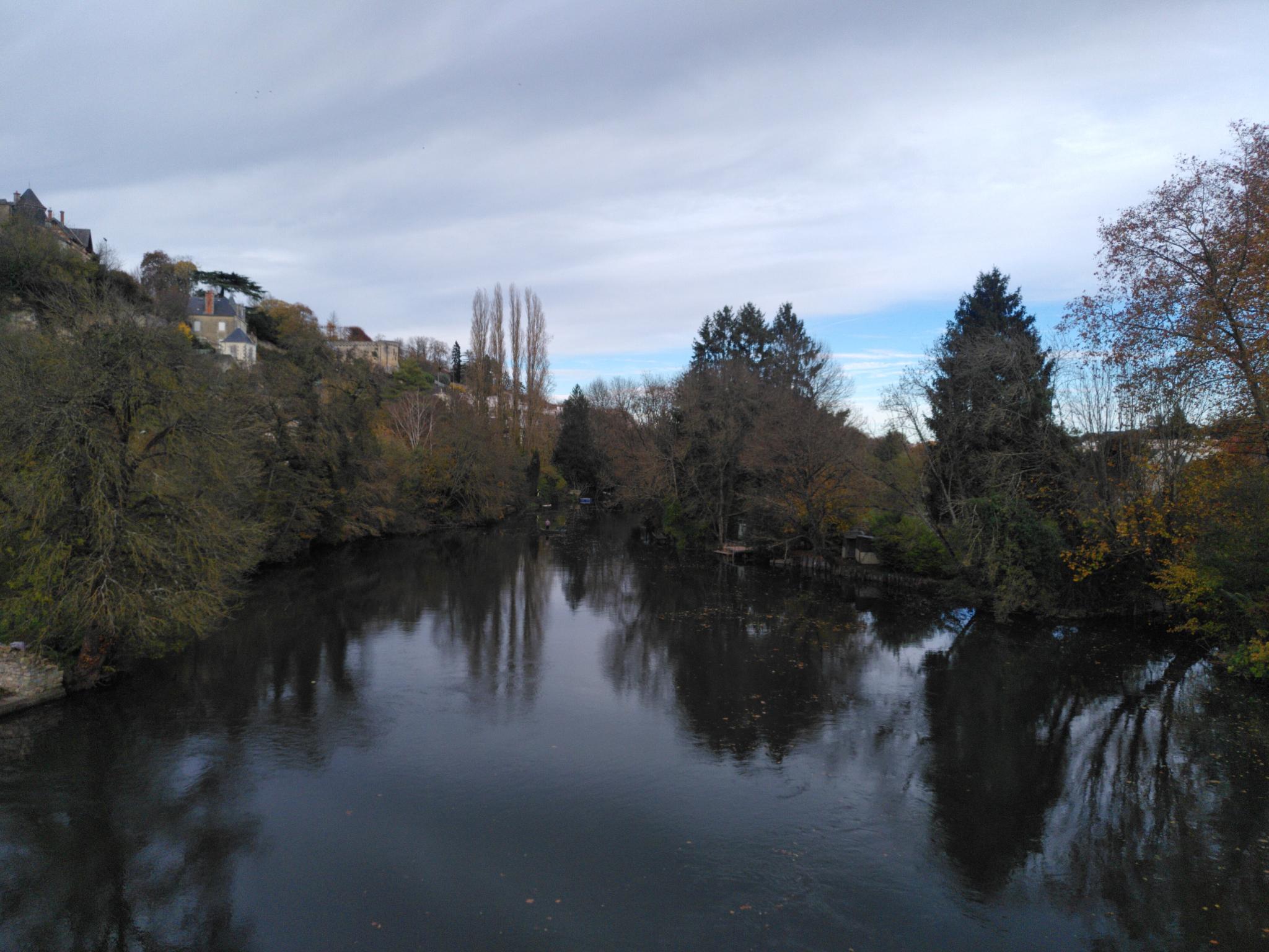 paysage paisible avec une rivière entourée d’arbres