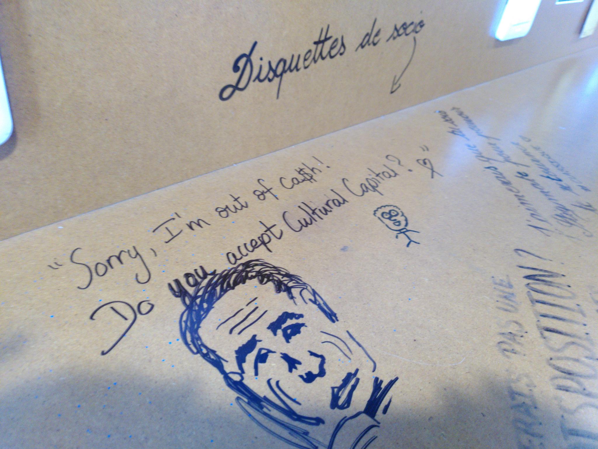 dessin au feutre sur une table avec Bourdieu et la phrase &ldquo;sorry, i&rsquo;m out of cash, do you accept cultural capital ?&rdquo;